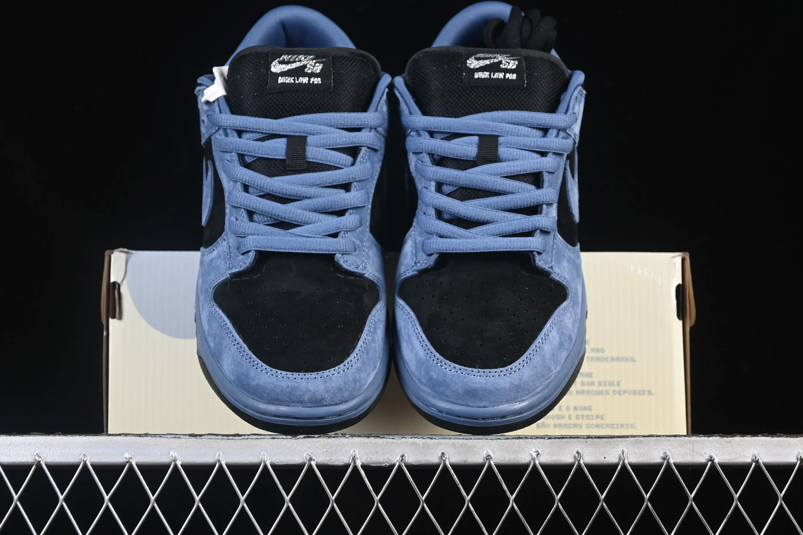 All Categories Nk SB Dunk Series Nk SB Dunk Low Low-top sneakers Supreme x Nike Dunk SB Dunk Low joint black and blue low-top casual skateboard shoes HQ8487-400